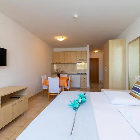 Lovely In Appartement Vinjerac